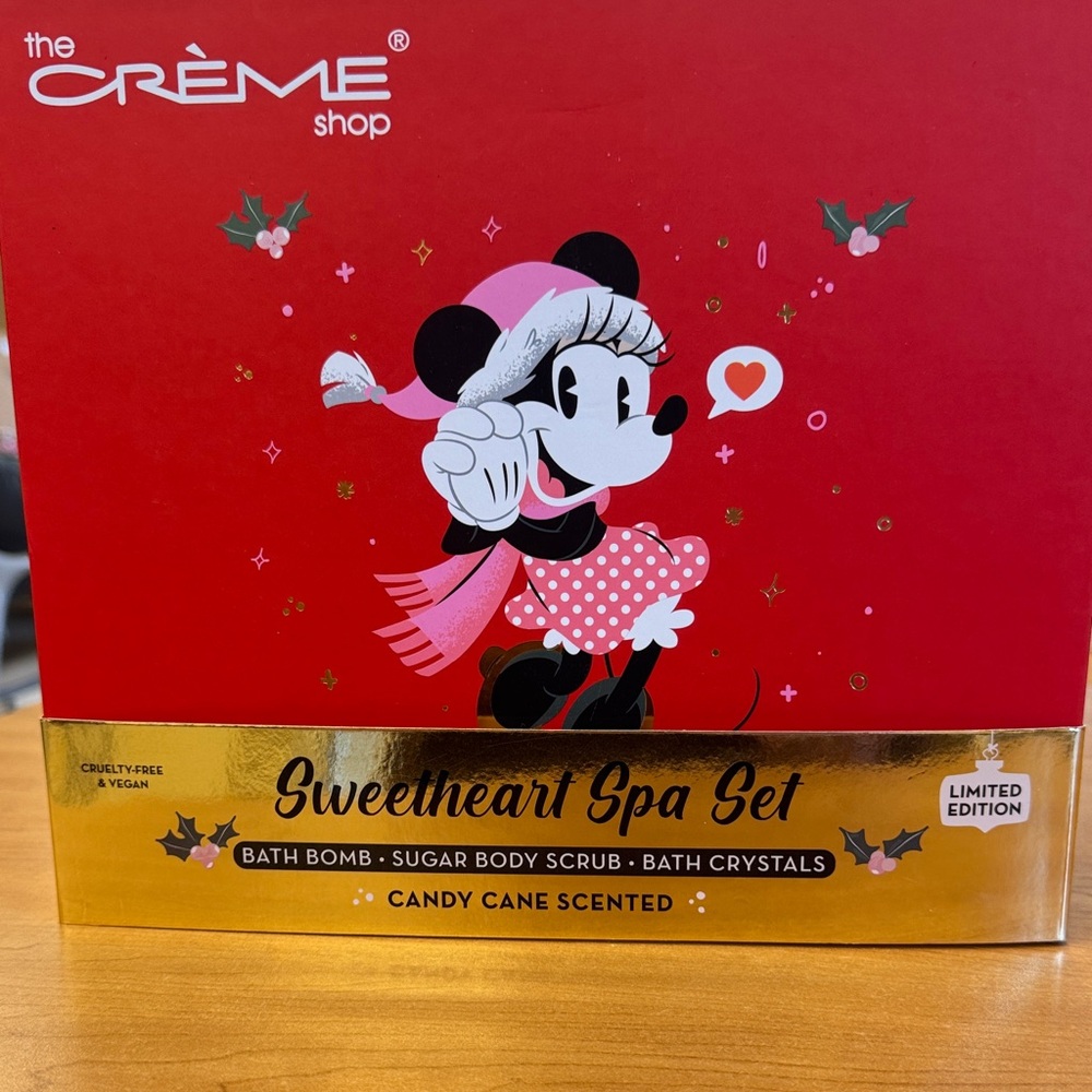 The Crème Shop Sweetheart Spa Set - Red and Gold
